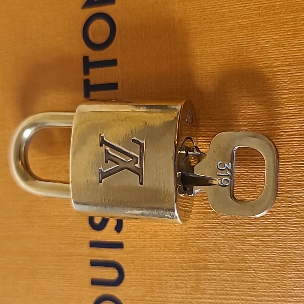 #319 LOUIS VUITTON #319 LOCK AND KEY *AUTHENTIC*